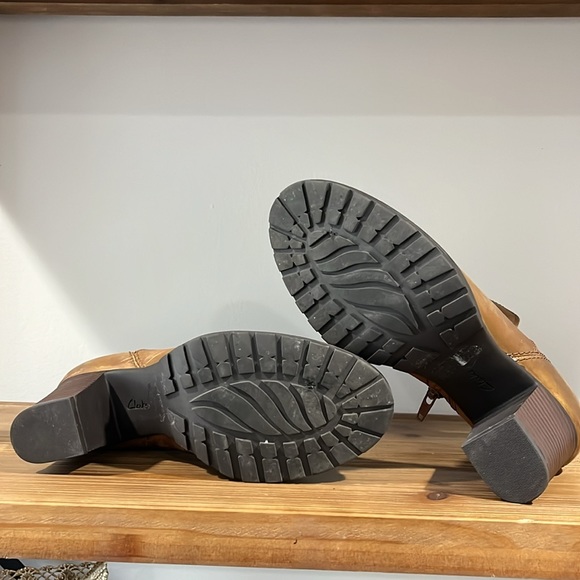 Clarks distressed heeled booties - Picture 2 of 5